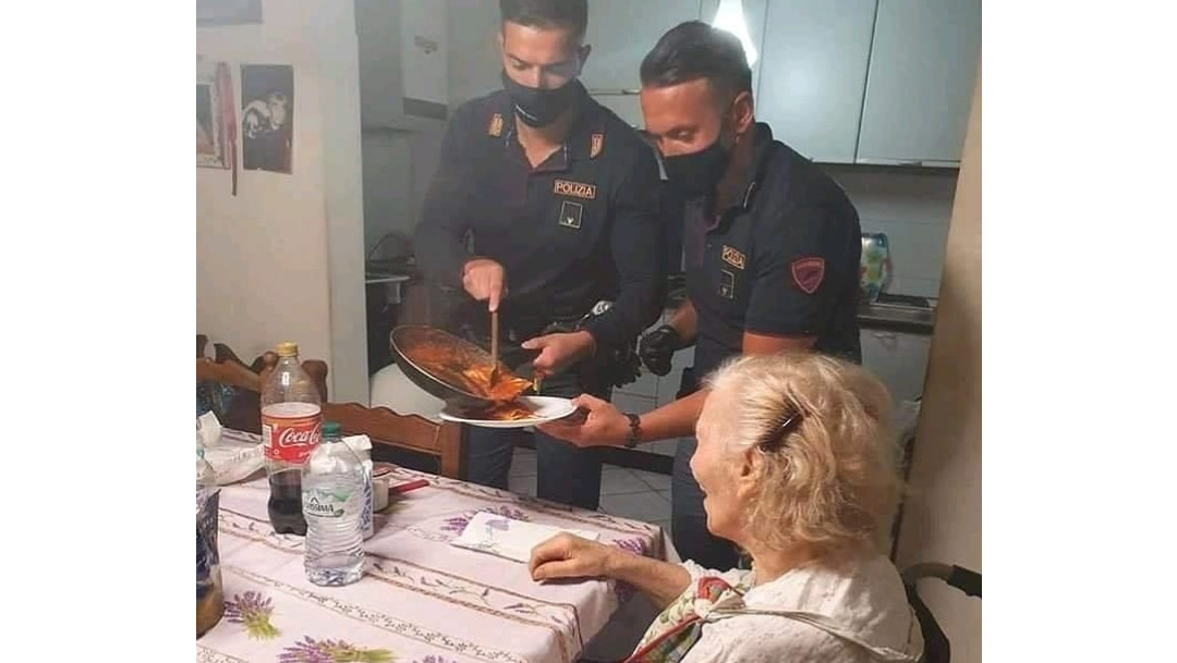 Abuelita-hambre-policias-preparan-cena-anciana-Italia