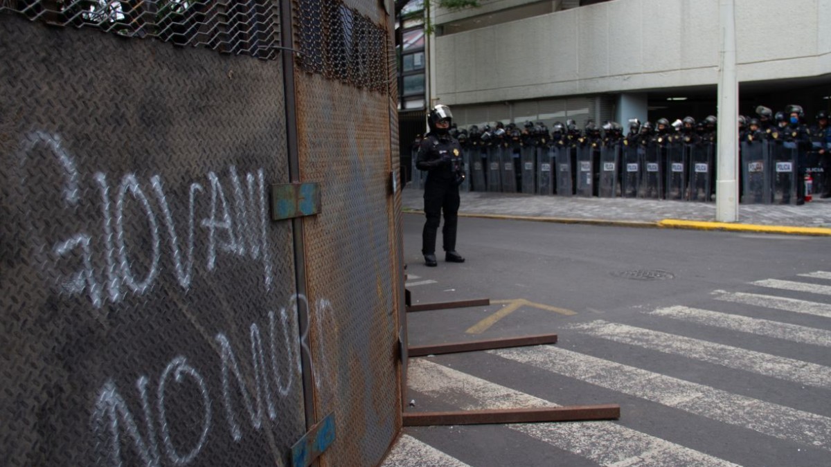 Policías resguardan Casa Jalisco en Polanco ante protestas