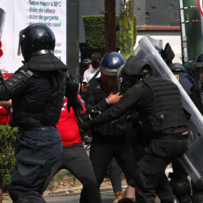 Protestan por detención de dos agentes de la Fiscalía de Jalisco