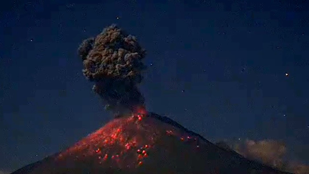 Popocatépetl registra fuerte explosión con expulsión de material incandescente