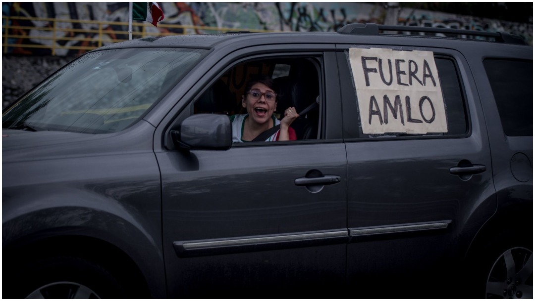Ciudadana protesta en su automóvil contra AMLO