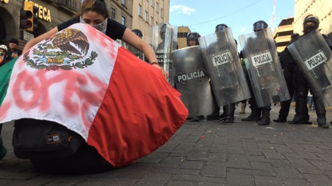 Cientos protestan en Guadalajara por la muerte de Giovanni López. Twitter/@ZonaDocs