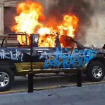 Protestan y queman vehículos en Guadalajara por muerte de Giovanni López