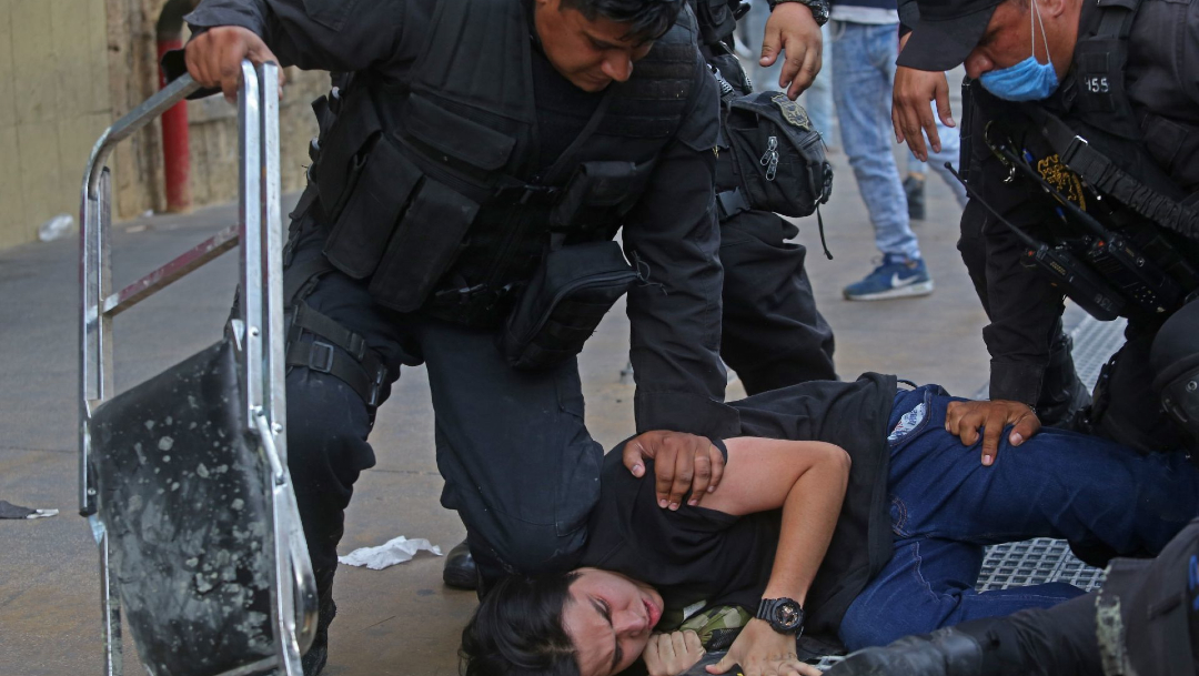 Manifestantes detenidos durante las protestas en Guadalajara por el asesinato de Giovanni López. (Foto: Cuartoscuro)
