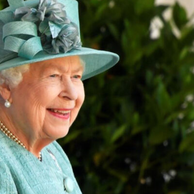 Reina Isabel II celebra su cumpleaños sin multitud por pandemia de coronavirus