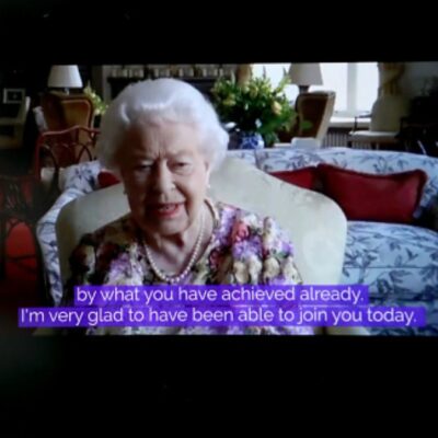 Reina Isabel II participa en su primera videollamada pública