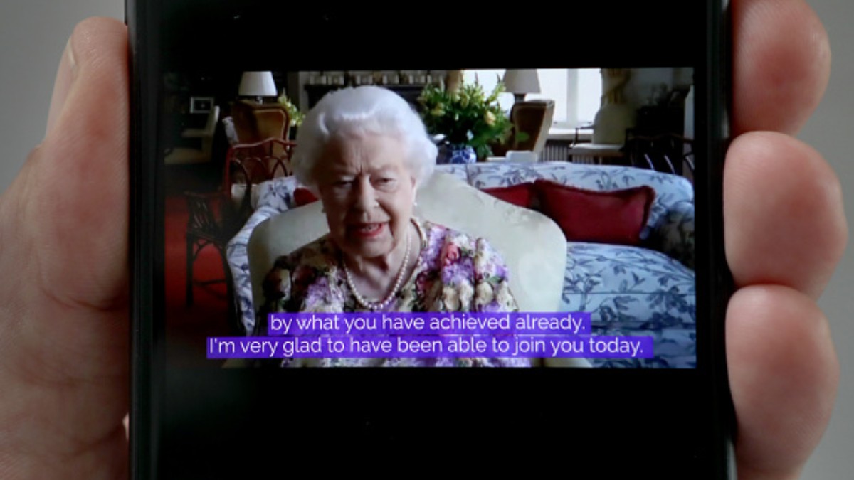 Reina Isabel II participa en su primera videollamada pública