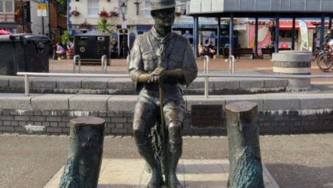 Foto: Retiran estatua del fundador de los Boy Scouts en Inglaterra para evitar ataques