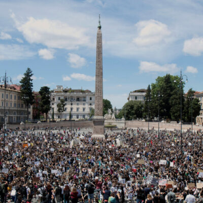 Miles de personas se manifiestan en Roma contra el racismo y por George Floyd