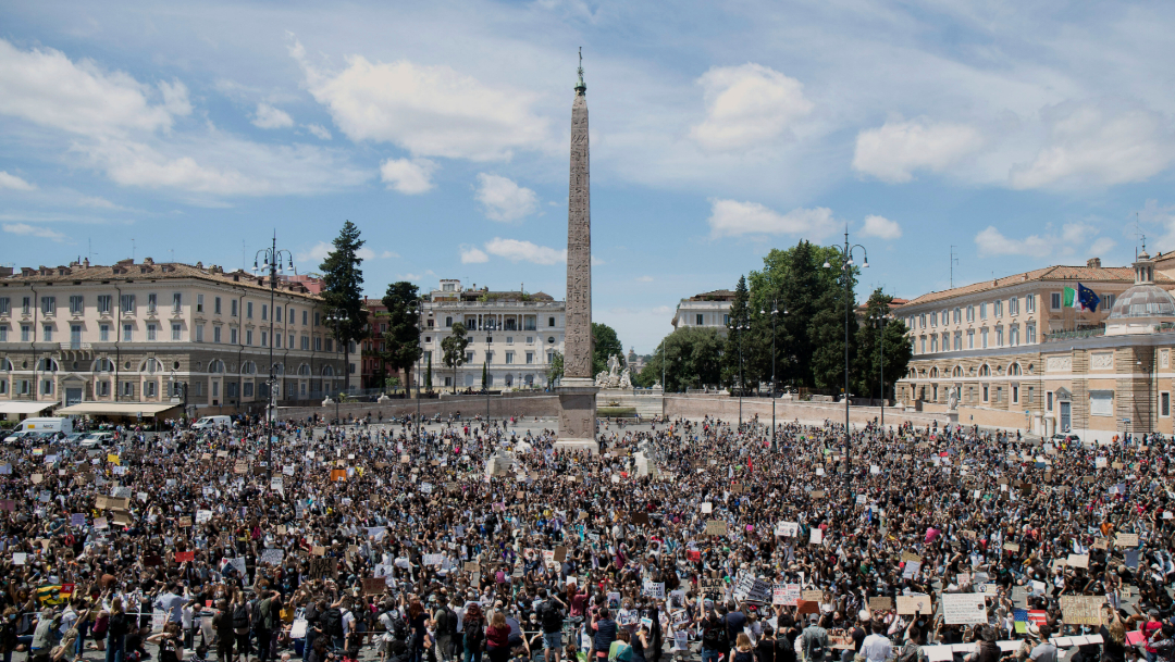 Miles de personas se manifiestan en Roma contra el racismo y por George Floyd. (Foto: AP)