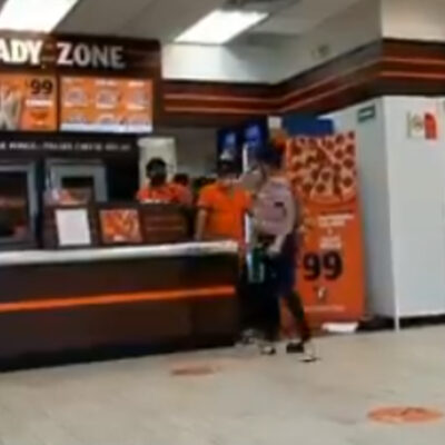 Video: Llaman #LadyPizza a mujer que se negó a usar cubrebocas e insultó a empleados