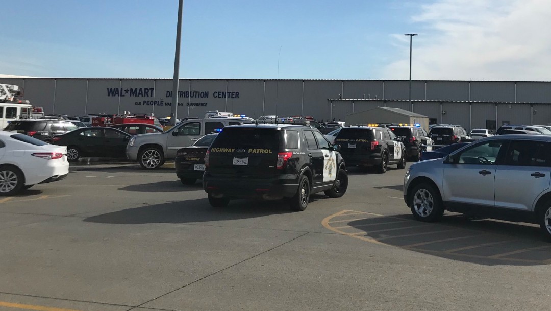 Reportan dos muertos tras tiroteo en centro de distribución de Walmart en California