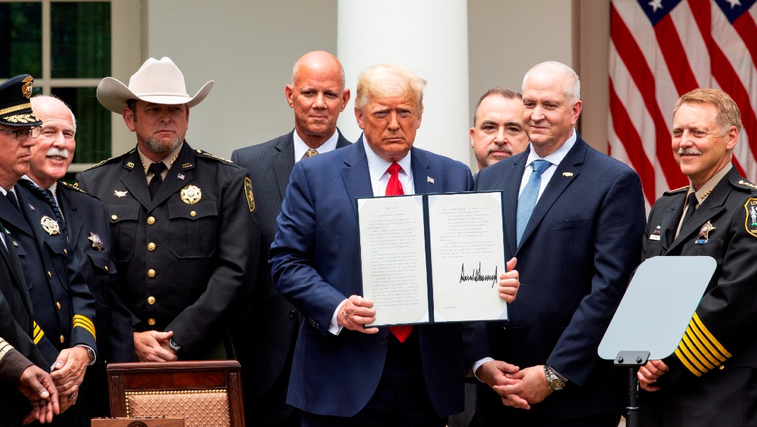 Foto: Trump firma decreto para incentivar buenas prácticas de la Policía