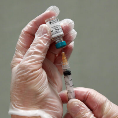 Universidad de Oxford inicia en Brasil ensayos en humanos para vacuna de COVID-19