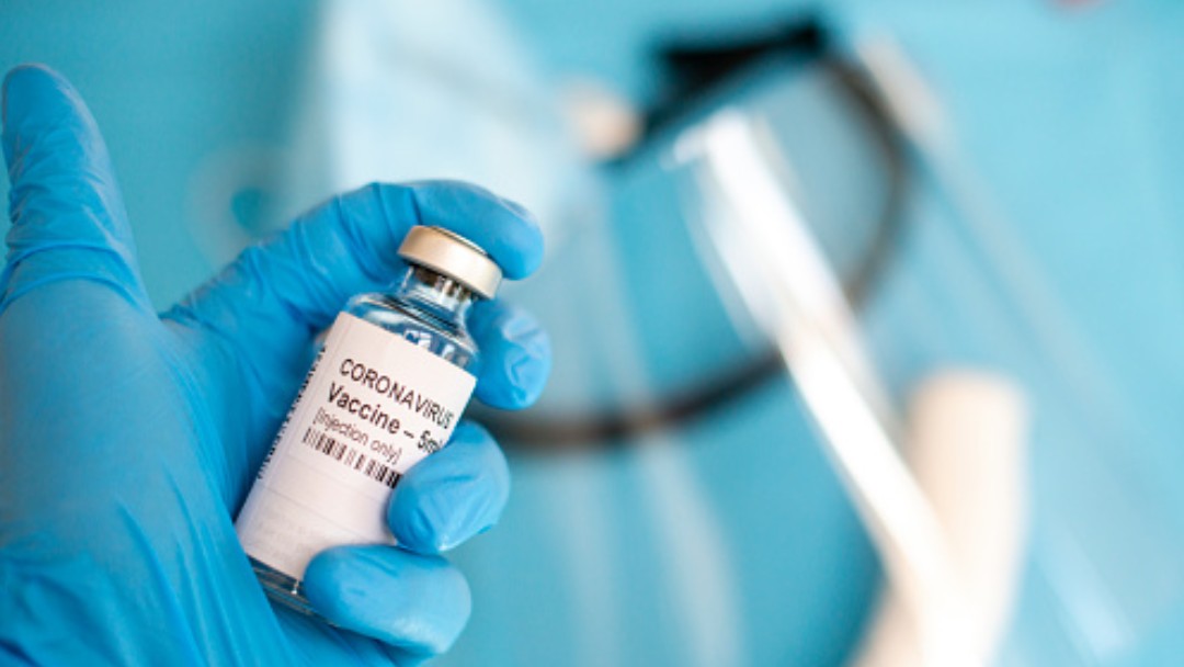 Médico sostiene una vacuna contra coronavirus. Getty Images
