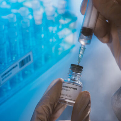 Farmacéutica Moderna prepara fase 3 de vacuna COVID-19 con 30 mil voluntarios