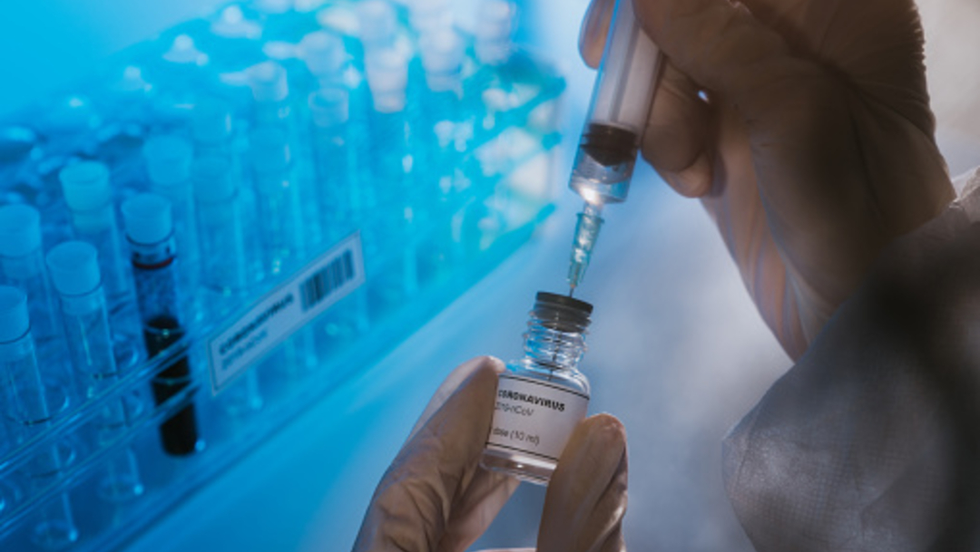 Las farmacéuticas Astrazeneca y Moderna son las firmas más avanzadas en el desarrollo de la vacuna contra el COVID-19.