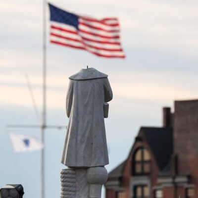 Decapitan y derriban estatuas de Cristóbal Colón en Estados Unidos