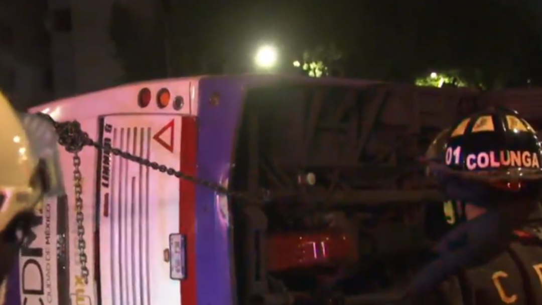 FOTO: Vuelca camión de transporte público en San Antonio Abad, CDMX, el 03 de junio de 2020