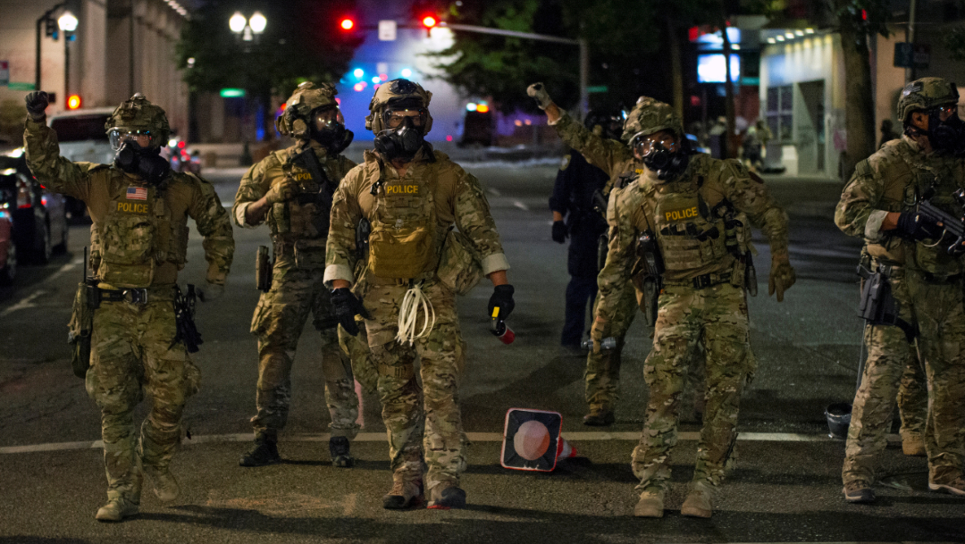 Agentes militarizados de Trump rocían gas lacrimógeno a manifestantes en Portland