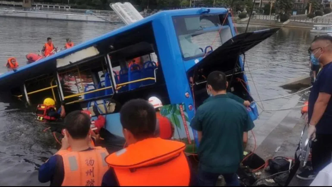Al menos 21 muertos al caer un autobús con estudiantes a un embalse en China