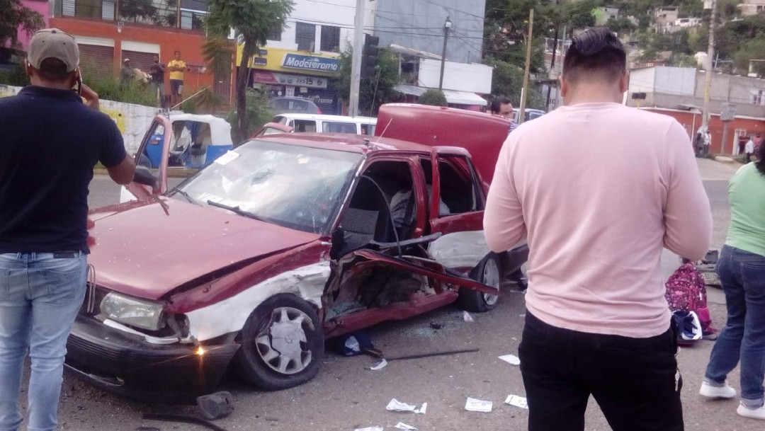 Accidente vehicular provoca riña entre taxistas y policías en Oaxaca