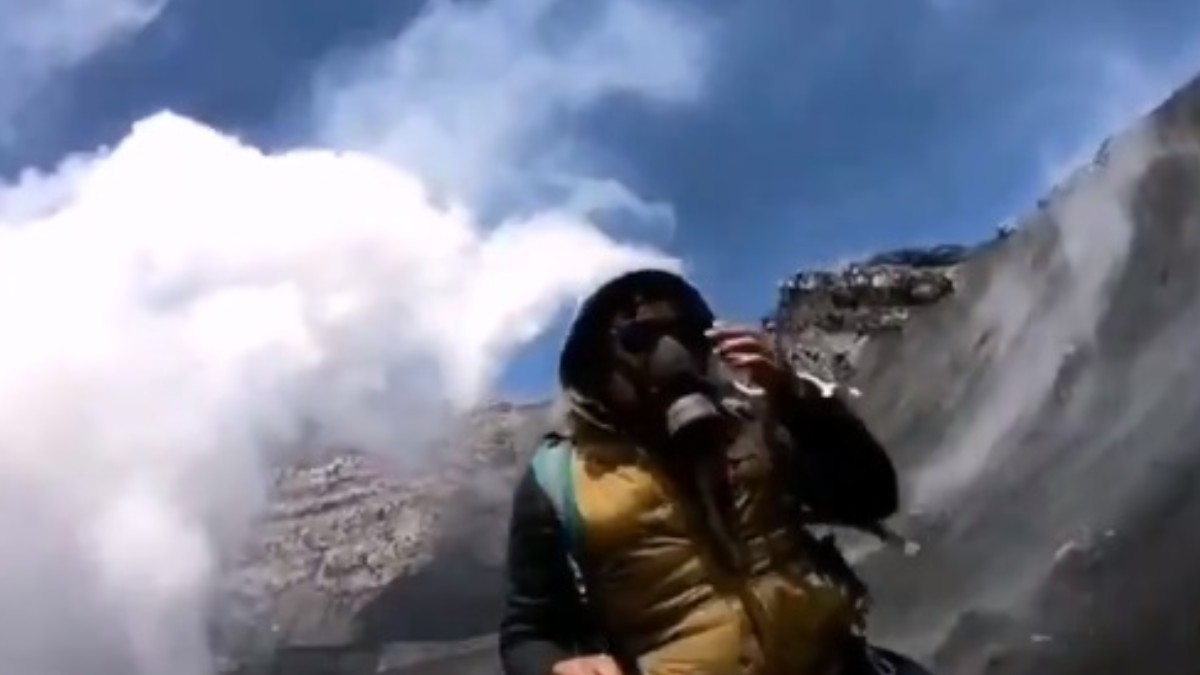 Alpinista-graba-cráter-del-volcán-Popocatépetl