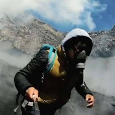 Alpinista sube al cráter del Volcán Popocatépetl y domo de lava lo sorprende