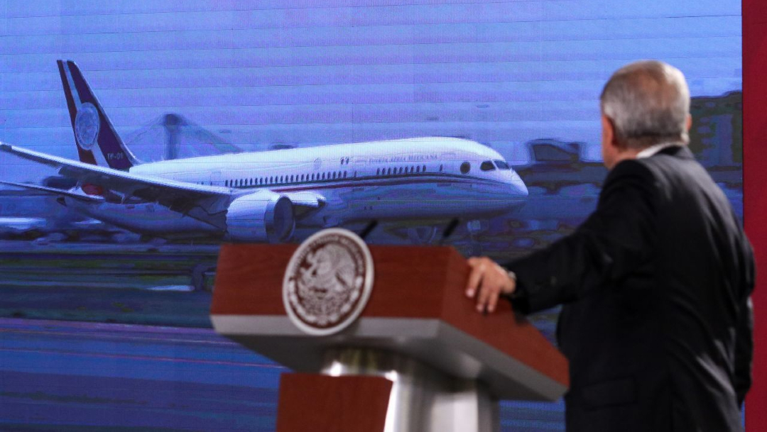 El presidente de México,Andrés Manuel López Obrador, observa un video de la llegada del avión presidencial
