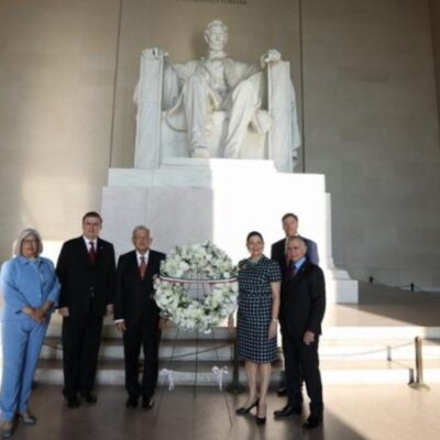 AMLO comienza gira por Estados Unidos con ofrenda floral en el monumento a Lincoln