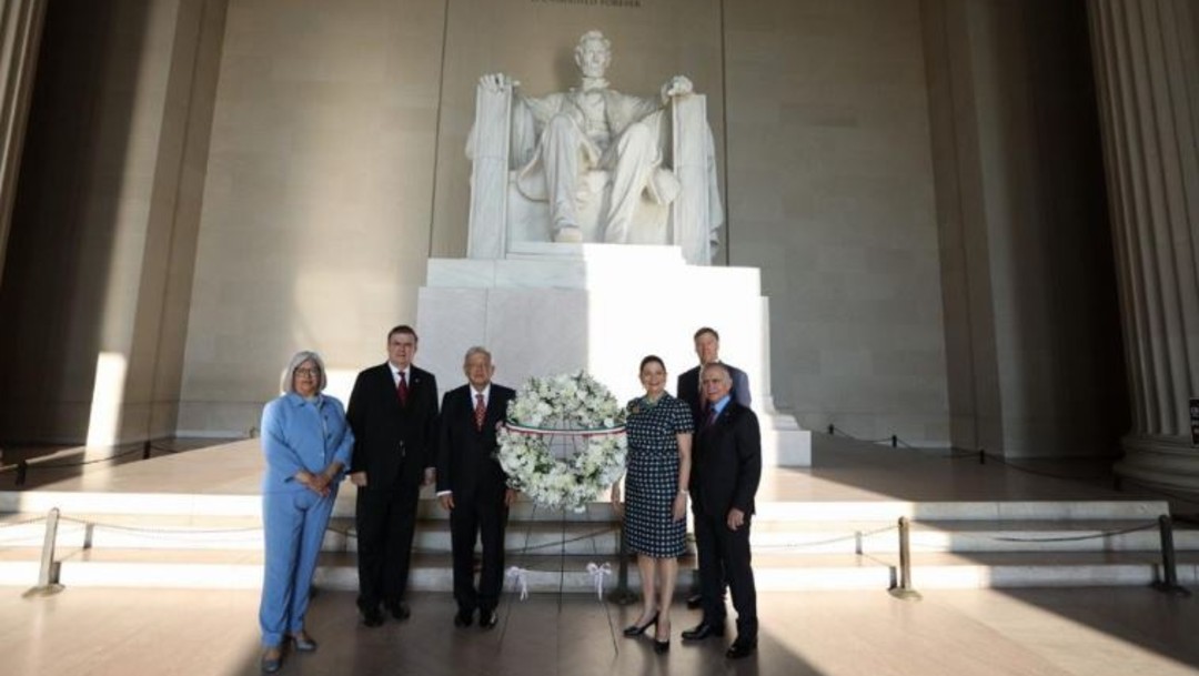 AMLO deposita ofrenda en monumento a Abraham Lincoln