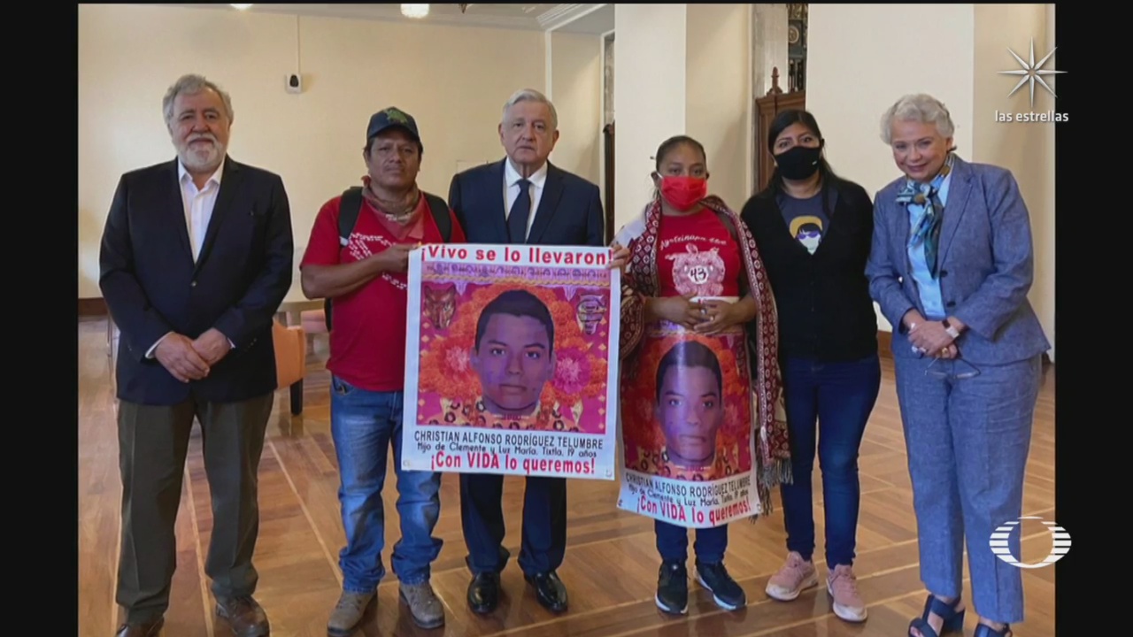 AMLO se reúne con padres de los 43 normalistas desaparecidos de Ayotzinapa