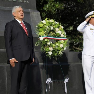 AMLO visita monumento a Benito Juárez en Washington; deposita ofrenda floral
