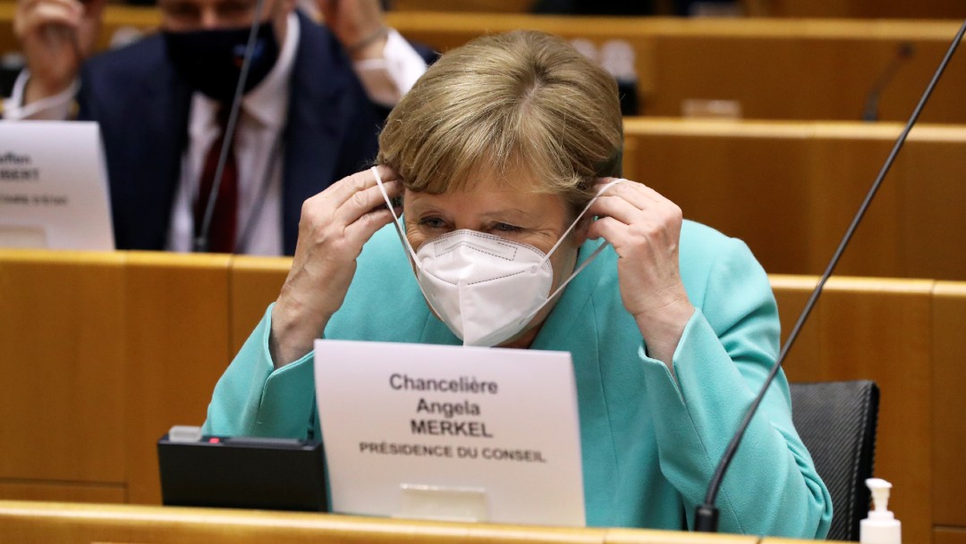 Angela Merkel, canciller alemana, con cubrebocas