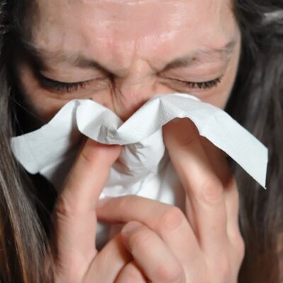 Enfermos de COVID-19 pueden perder el olfato temporalmente; científicos descubren la causa