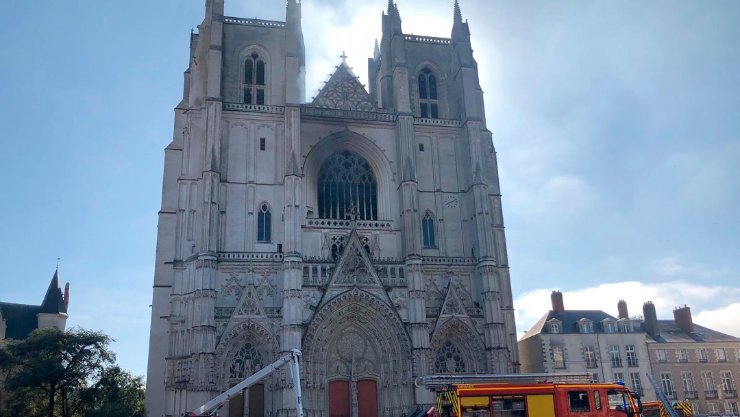 Arde la Catedral de Nantes, en Francia; autoridades sospechan que incendio fue provocado