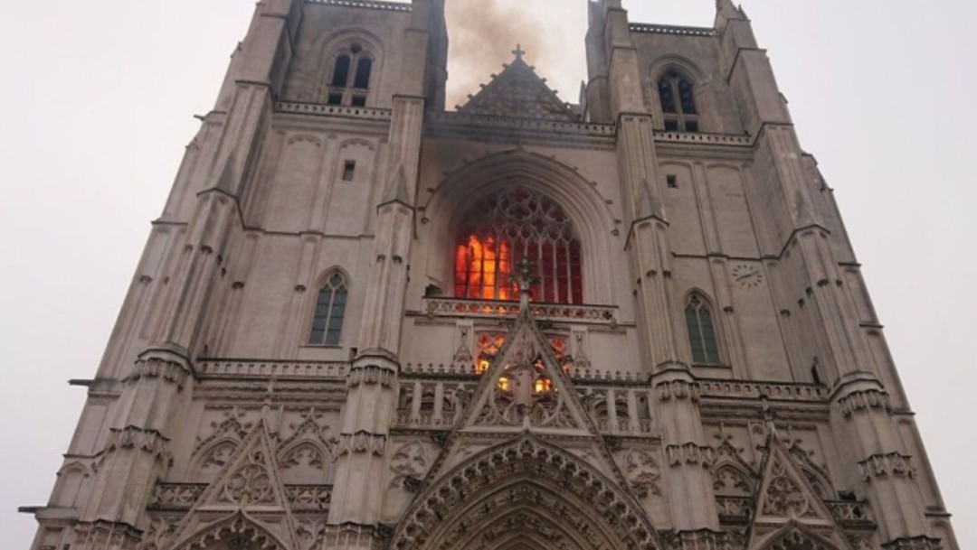 Arde la Catedral de Nantes, en Francia; autoridades sospechan que incendio fue provocado