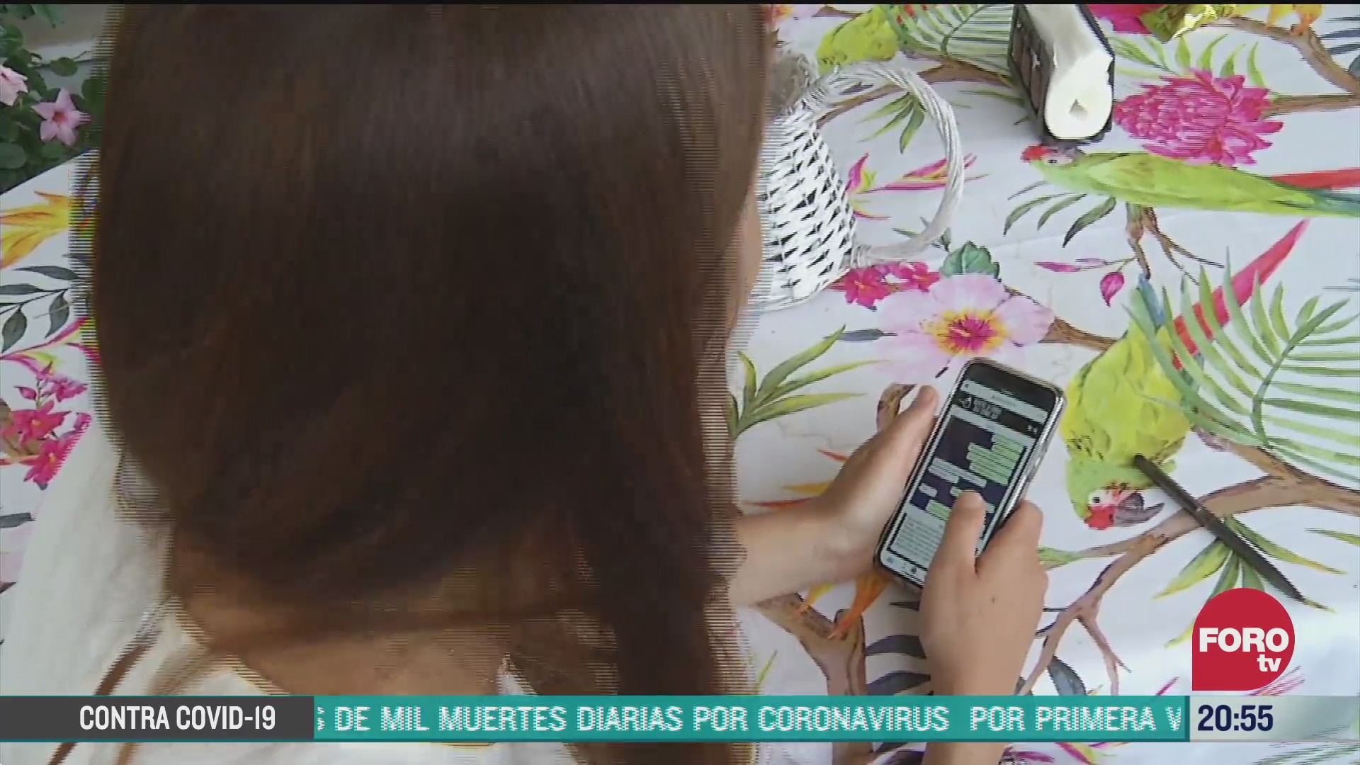 mujer revisa el celular de su esposo y cacha infidelidad en confinamiento por pandemia de coronavrius