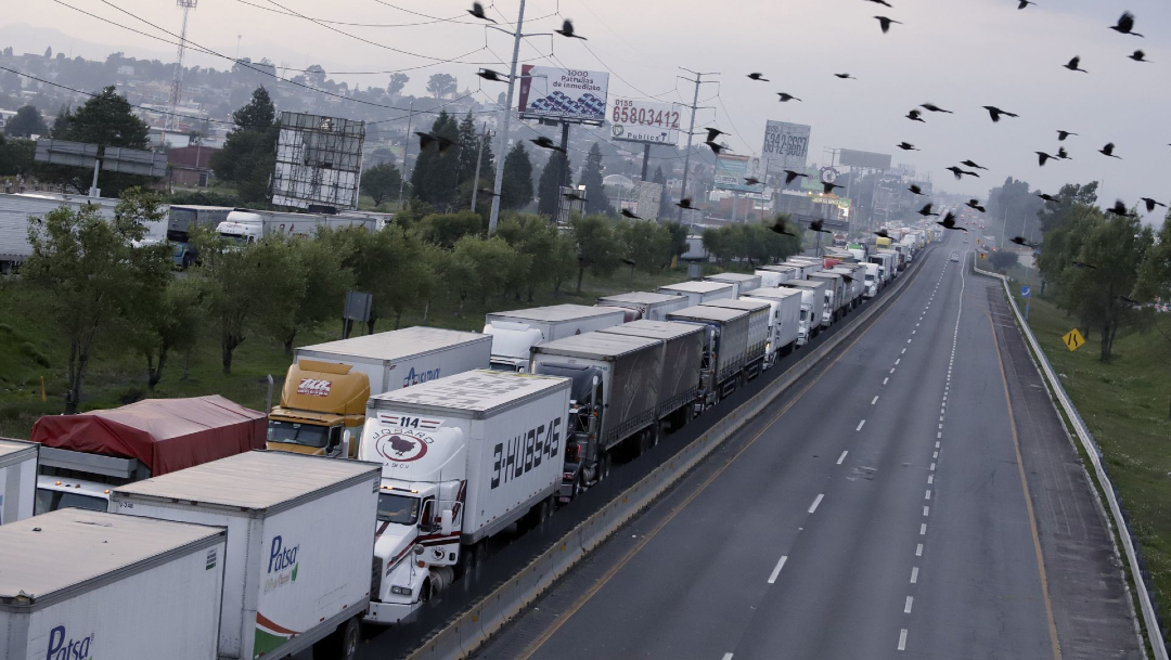 Se incendia camioneta que transportaba combustible en Puebla
