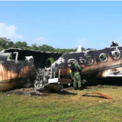 Militares encuentran avioneta incinerada en Mapastepec, Chiapas