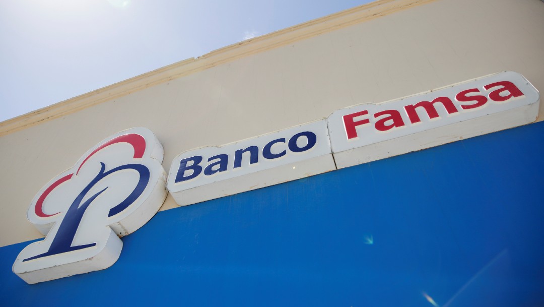 Banco Famsa, letrero; S&P coloca notas de Famsa en revisión negativa