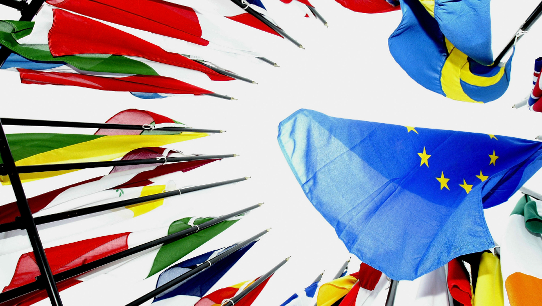 Banderas de la Unión Europea, países de la Unión Europea reabren fronteras sin orden