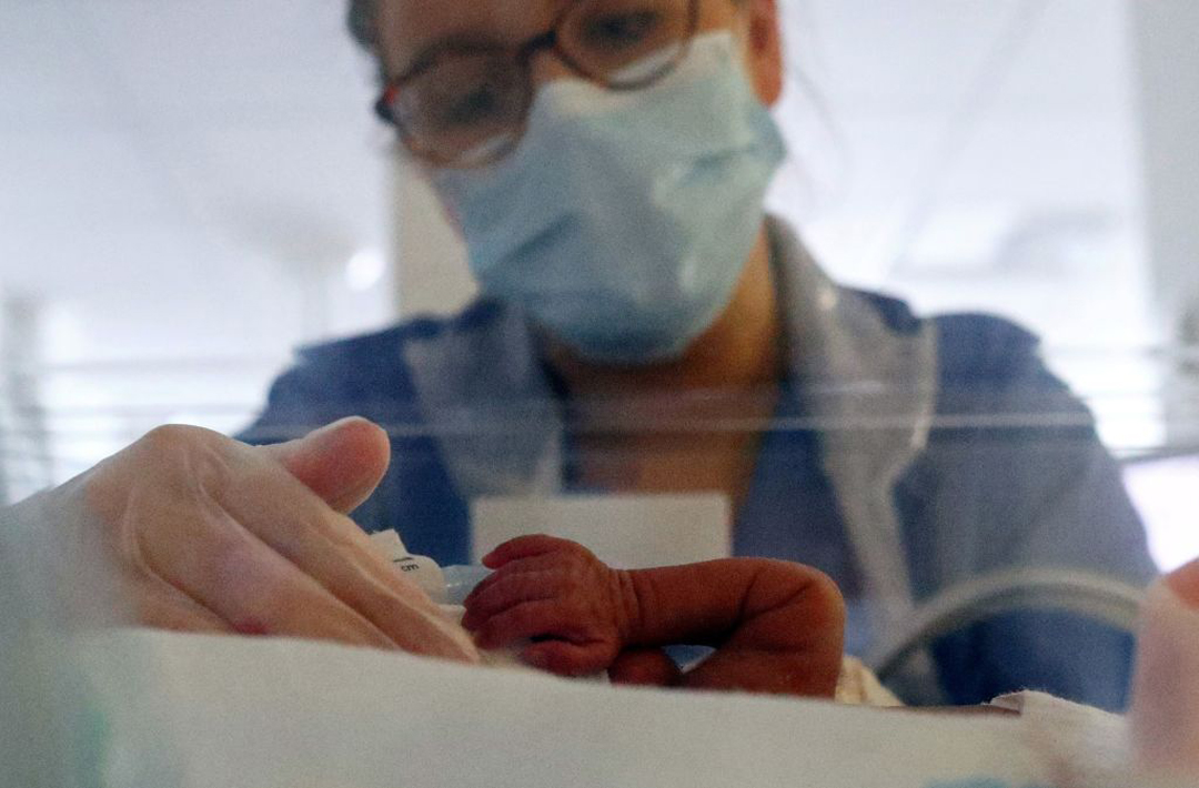 El bebé prematuro nació con un peso de 580 gramos y venció el coronavirus