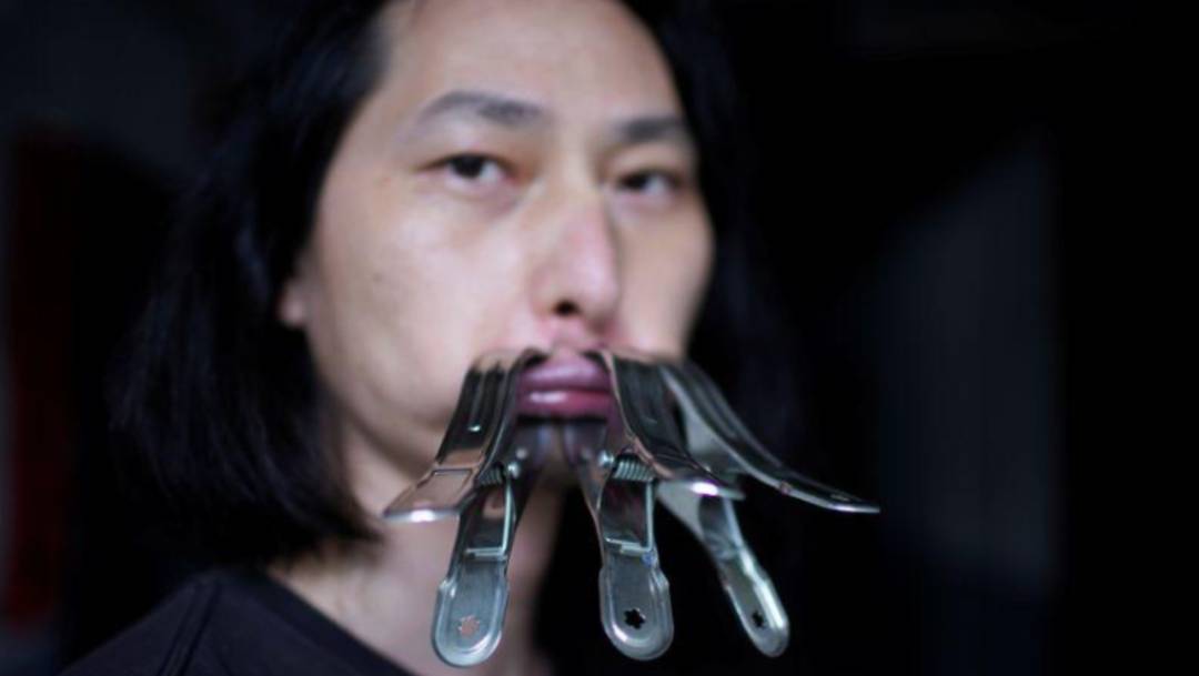 El artista chino Brother Nut utilizó broches de metal, guantes, cinta adhesiva y otros artículos para cerrar su boca por 30 días en protesta a la censura del régimen del presidente Xi Jinping durante la pandemia del coronavirus