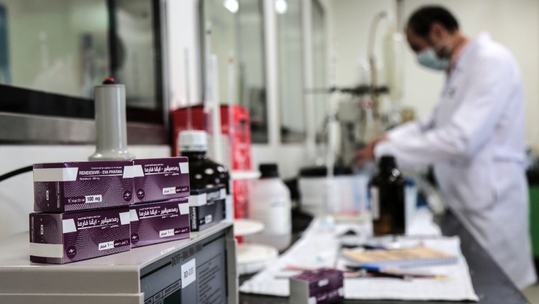 Cajas de remdesivir en laboratorio en Egipto. Unión Europea autoriza uso de remdesivir