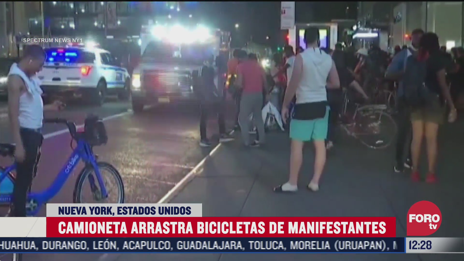 camioneta arrastra bicicletas de manifestantes en estados unidos