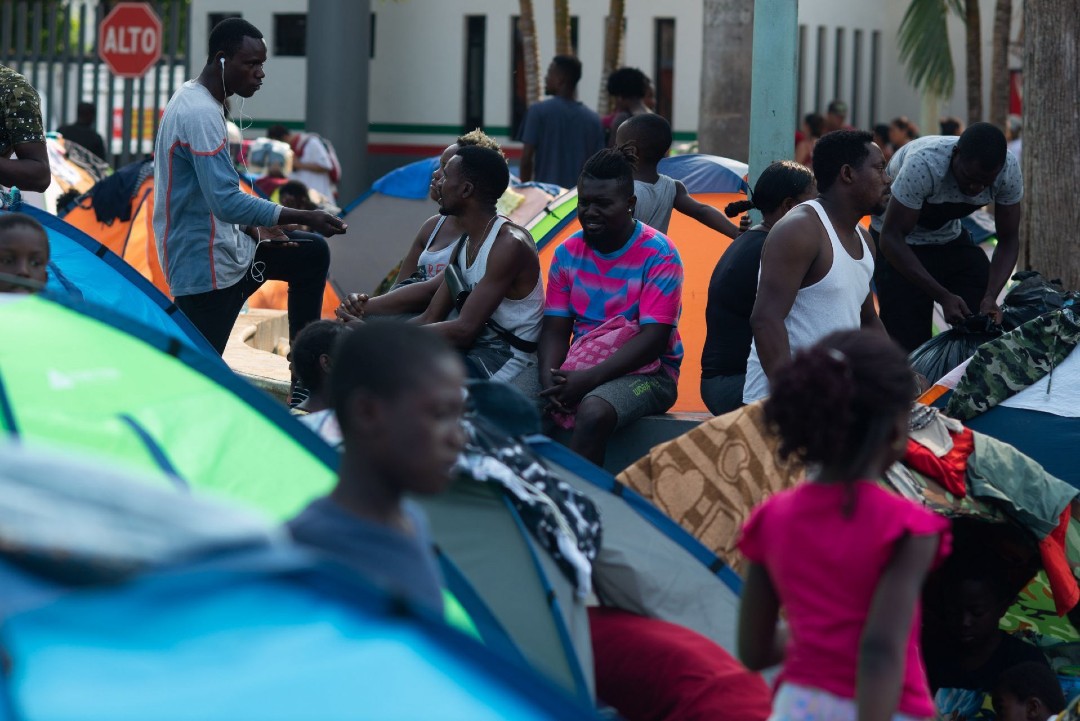 Migrantes-rechazan-abandonar-campamento-en-Río-Bravo