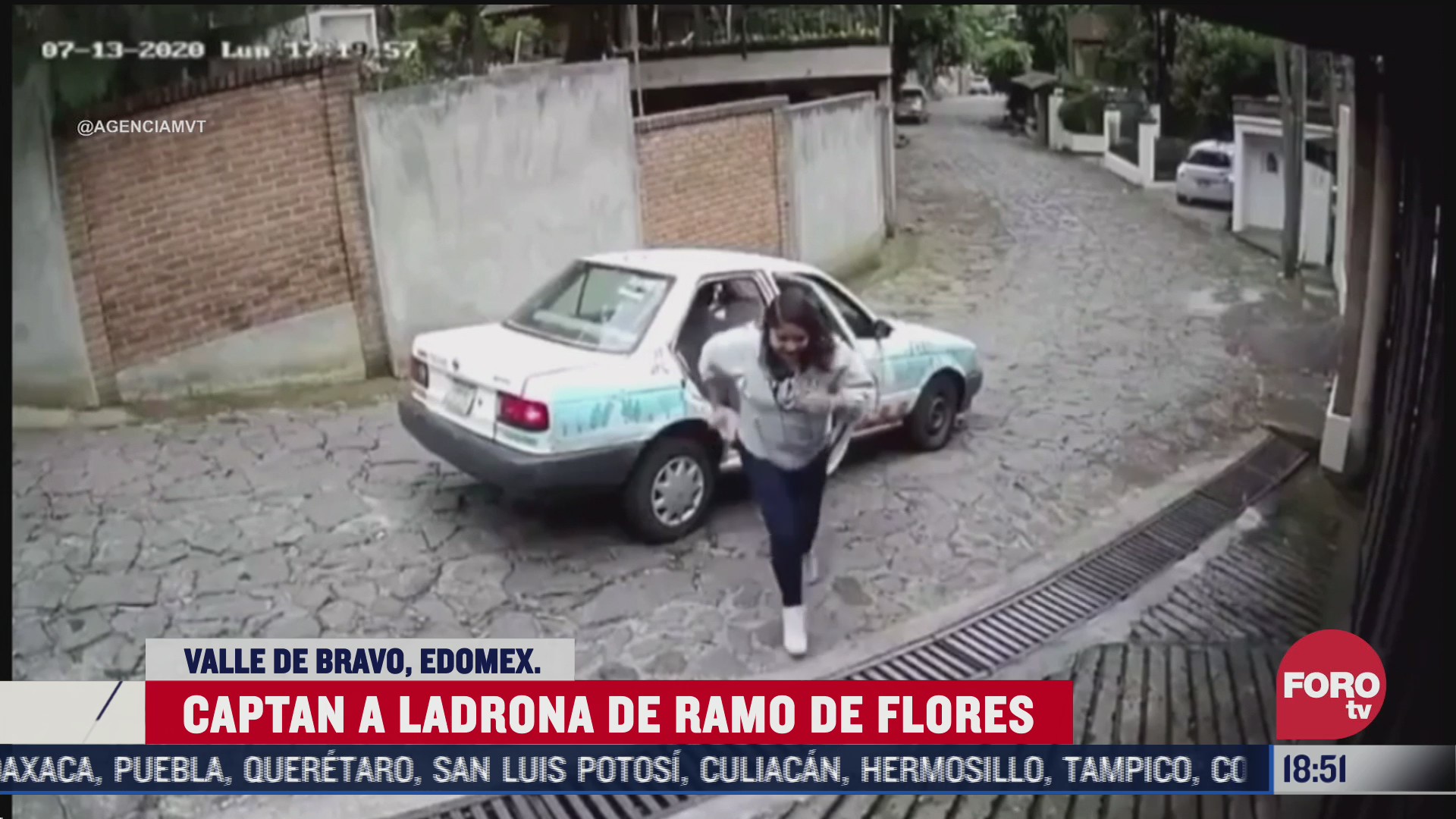 captan a mujer robando flores de una casa