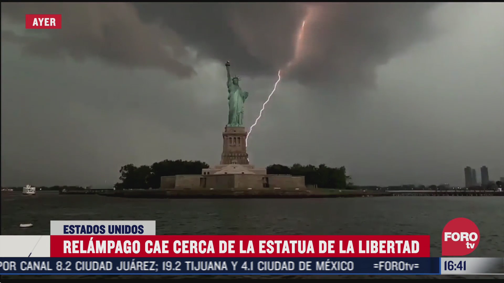 captan momento en el que cae rayo en la estatua de la libertad en nueva york