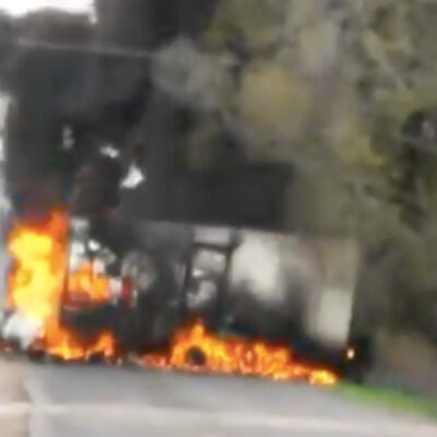 Realizan bloqueos y queman vehículos en Tierra Caliente, Michoacán